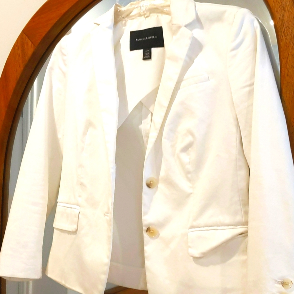 Classic white Banana Republic Blazer in 00P